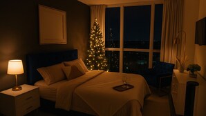 Ein Hotelzimmer mit Bett, Nachttisch, Lampe und einem Weihnachtsbaum.