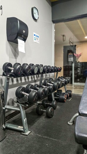 Fitness facility - Stylish Dubai Stay. Burj & Canal Views (Dubai)
