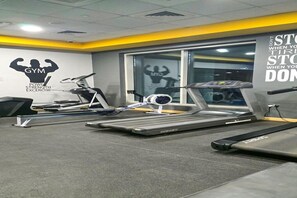 Fitness facility - Stylish Dubai Stay. Burj & Canal Views (Dubai)