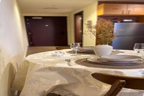 Dining - Stylish Dubai Stay. Burj & Canal Views (Dubai)