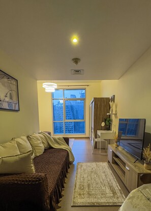 Smart TV - Stylish Dubai Stay. Burj & Canal Views (Dubai)