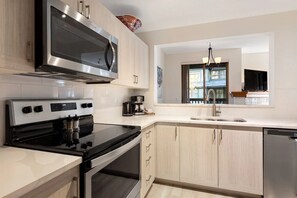 Private kitchen - Adorable 2-bedroom condo in Whistler, North America's premier Ski Area, Room 46 (Whistler)