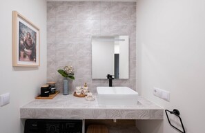 Serviettes fournies, savon, papier toilette