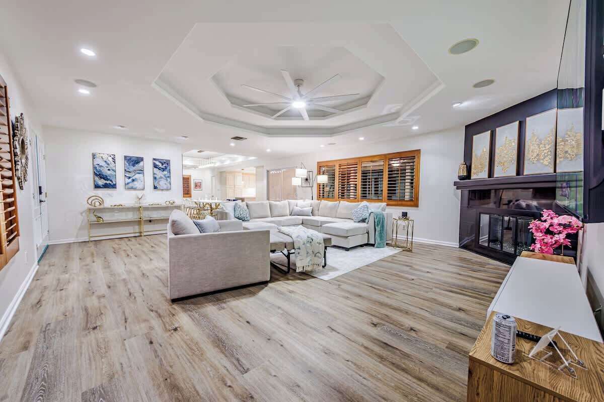 Televisión, chimenea y oficina 