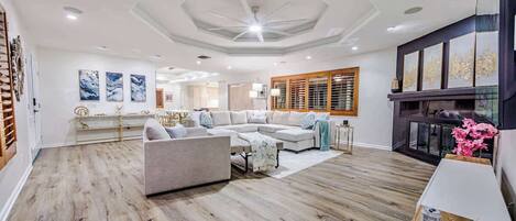 Televisión, chimenea y oficina