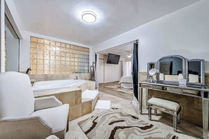 4 bedrooms, iron/ironing board, WiFi, bed sheets - The Palm Diamond a Luxury Poolside and Golf Oasis (Palm Springs)
