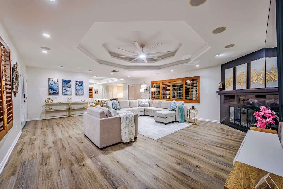 Televisión, chimenea y oficina 