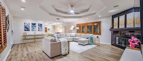 Televisión, chimenea y oficina