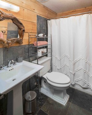 حوض استحمام بنظام ضخ المياه، مجففات شعر، مناشف، صابون