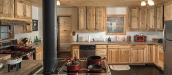 Log LODGE on 10 Acre Horse Ranch w MTN Views