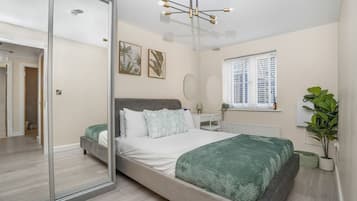 Desk, iron/ironing board, WiFi, bed sheets