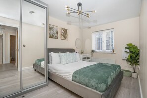 Desk, iron/ironing board, WiFi, bed sheets - Modern 2 Bed near Heathrow - Work or Travel Ready (Colnbrook)