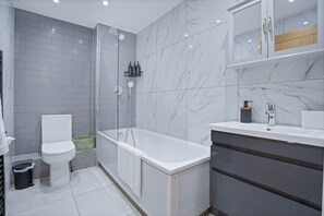 Shower, hair dryer - Modern 2 Bed near Heathrow - Work or Travel Ready (Colnbrook)
