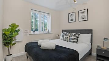 Desk, iron/ironing board, WiFi, bed sheets
