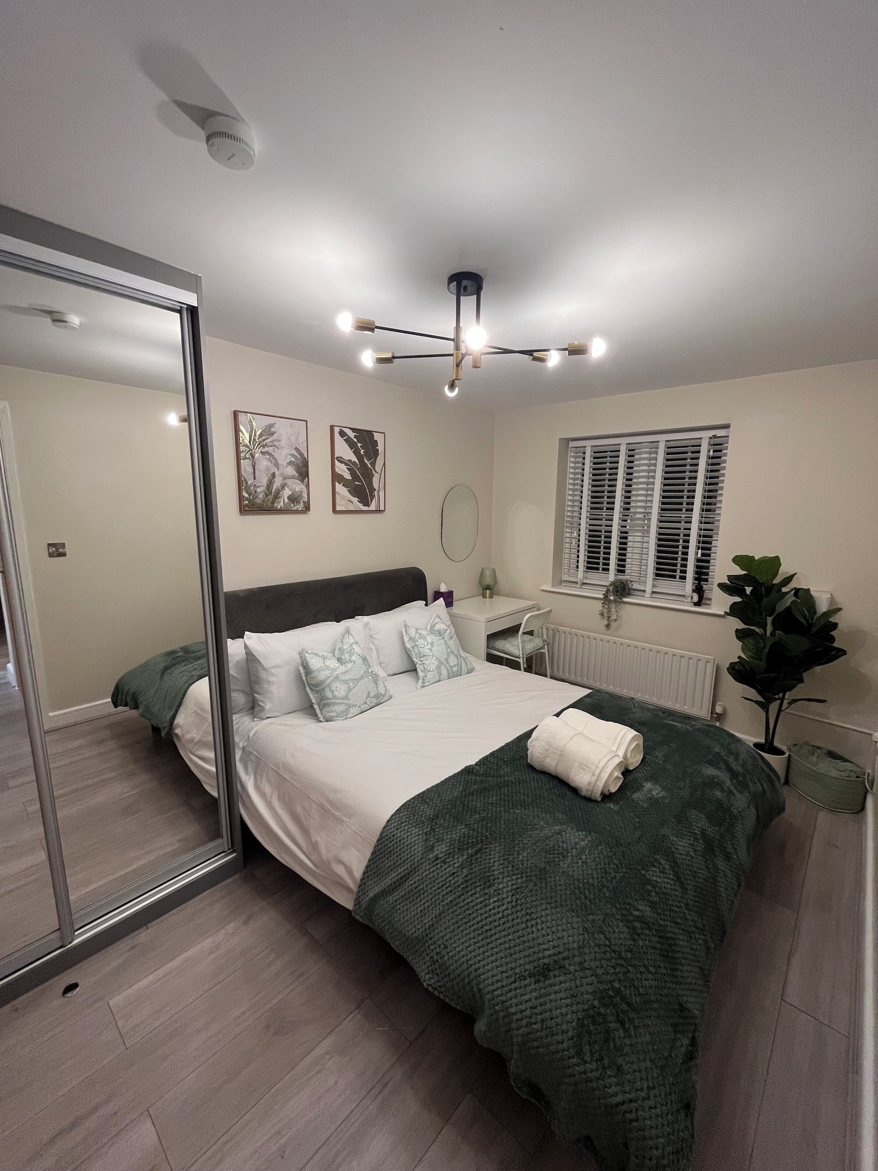 2 habitaciones, tabla de planchar con plancha, wifi y ropa de cama 