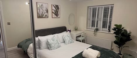 2 habitaciones, tabla de planchar con plancha, wifi y ropa de cama