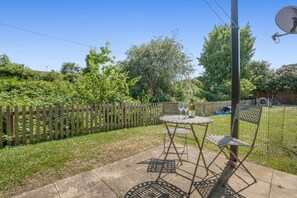 Outdoor dining - Modern 2 Bed near Heathrow - Work or Travel Ready (Colnbrook)