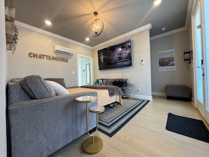 1 bedroom, iron/ironing board, WiFi, bed sheets - Heart of Northshore Townhouse (Chattanooga)
