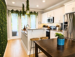 Microwave, oven, stovetop, dishwasher - Heart of Northshore Townhouse (Chattanooga)