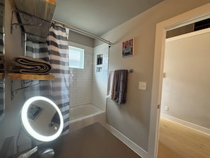 Shower, hair dryer, towels, soap - Heart of Northshore Townhouse (Chattanooga)