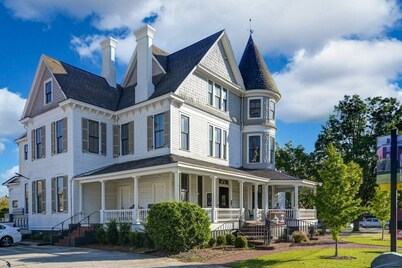 Walk to Coffee, Dining & Campus | Historic Studio