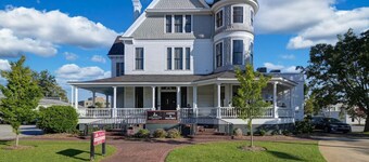 Walk to Coffee, Dining & Campus | Historic Studio