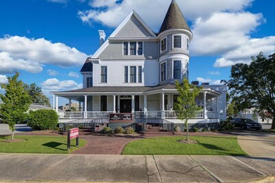 Walk to Coffee, Dining & Campus | Historic Studio