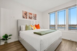 4 bedrooms, desk, WiFi, bed sheets - Sol | Close to Airport, Trails & Parks | Pets Ok (Calgary)
