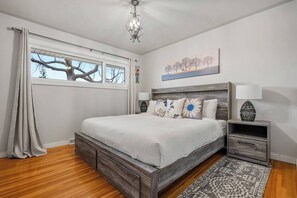 3 bedrooms, desk, WiFi, bed sheets
