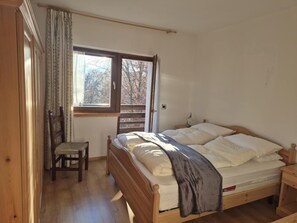 3 bedrooms, iron/ironing board, WiFi, bed sheets - The House in the Woods Arch (Arco)