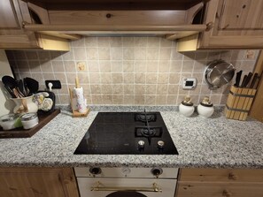 Micro-ondes, four, plaque de cuisson, lave-vaisselle