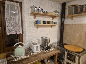 Four à micro-ondes, un four, surface de cuisson, lave-vaisselle