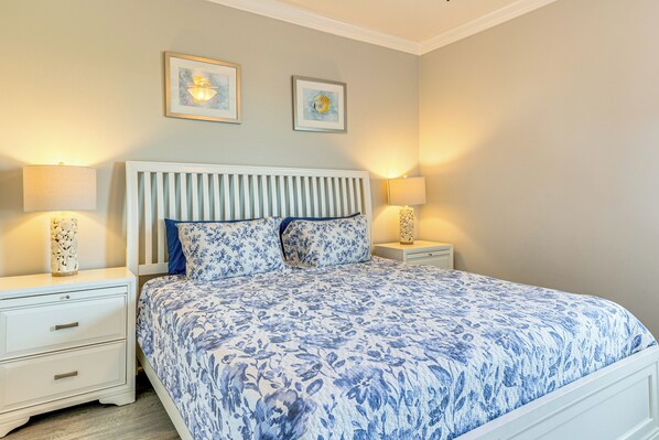 A bedroom with a bed, two nightstands, and two wall-mounted lamps. - Upscale home, steps to beach, spectacular, world class sunsets! (Dauphin Island)