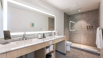 SĂšche-cheveux, serviettes fournies, savon, papier toilette