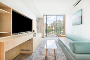 TV, offices - Spacious Lake View Suite near UF Campus (Gainesville)