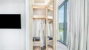 Room - Spacious Lake View Suite near UF Campus (Gainesville)