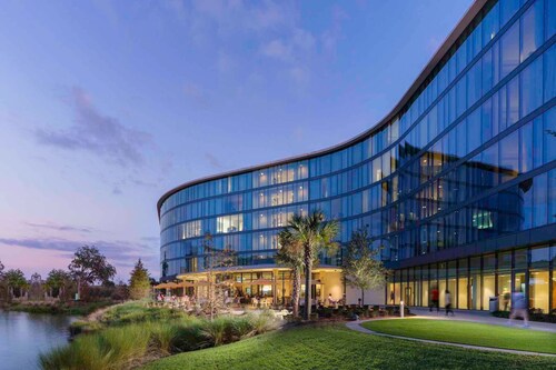 Spacious Lake View Suite near UF Campus