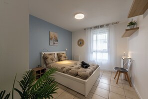 Een strijkplank/strijkijzer, wifi, beddengoed