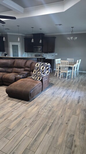 TV - Spacious 3-bedroom house in tranquil Aransas Pass with AC (Aransas Pass)