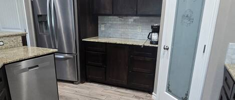 Micro-ondes, four, plaque de cuisson, lave-vaisselle