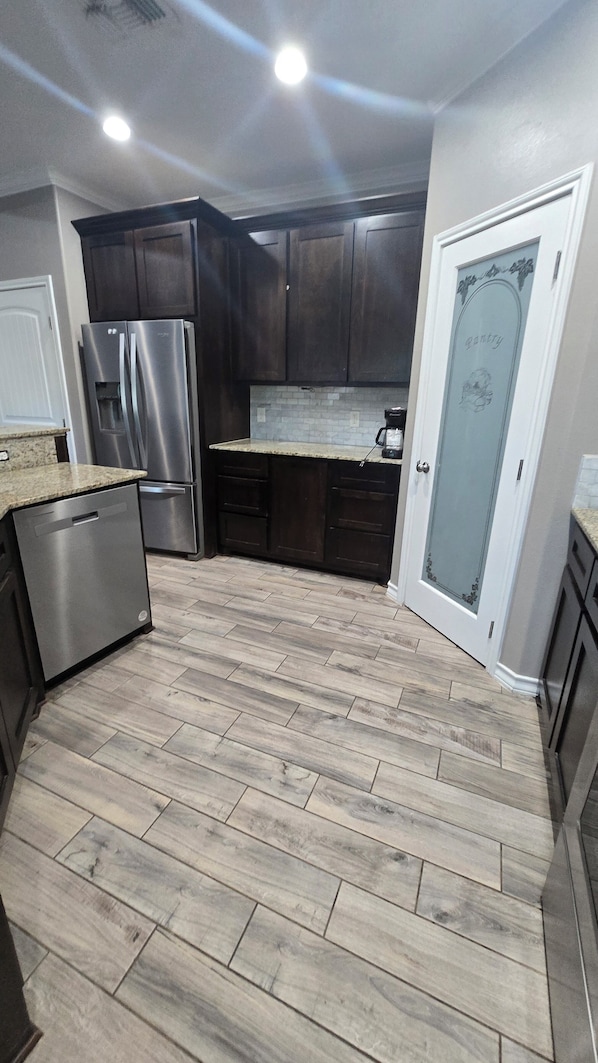 Microwave, oven, stovetop, dishwasher - Spacious 3-bedroom house in tranquil Aransas Pass with AC (Aransas Pass)
