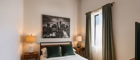 1 soverom, strykejern/-brett, internettilgang og sengetøy