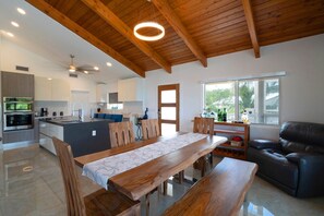 Bright dining area perfect for enjoying meals with family and friends. - Exclusive Villa/Oceanfront terrace & Private Beach (Tavernier)