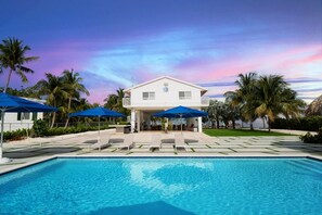 Dive into paradise, enjoy sunny days and ocean breezes by the pool. - Exclusive Villa/Oceanfront terrace & Private Beach (Tavernier)