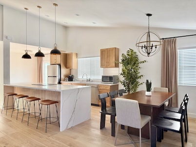 Designer's Touch: stylish 4-bed---Paradise in San Diego