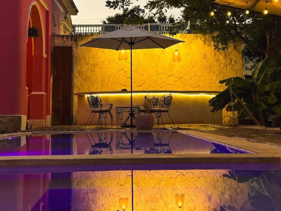 Una piscina al aire libre