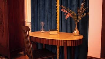 Suite Deluks | Brankas, meja kerja, ruang kerja ramah laptop, dan setrika/meja setrika