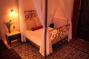 豪華套房, 花園景觀 | 客房內保險箱、書桌、筆電工作空間、熨斗/熨衣板