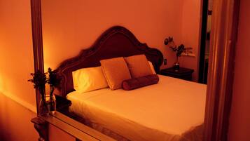 Superior suite | Een kluis op de kamer, een bureau, een laptopwerkplek