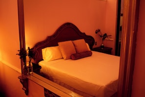 Superior suite | Een kluis op de kamer, een bureau, een laptopwerkplek